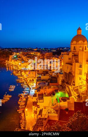 Sonnenuntergang über Marina di Corricella auf der italienischen Insel Procida. Stockfoto