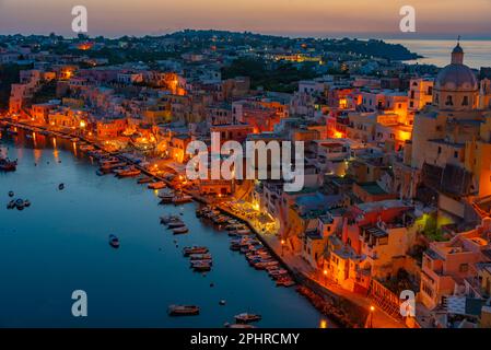 Sonnenuntergang über Marina di Corricella auf der italienischen Insel Procida. Stockfoto