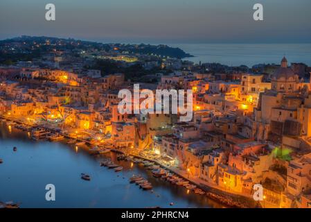 Sonnenuntergang über Marina di Corricella auf der italienischen Insel Procida. Stockfoto