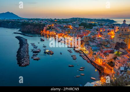 Sonnenuntergang über Marina di Corricella auf der italienischen Insel Procida. Stockfoto
