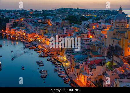 Sonnenuntergang über Marina di Corricella auf der italienischen Insel Procida. Stockfoto