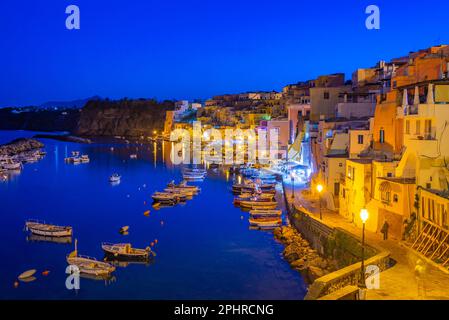 Sonnenuntergang über Marina di Corricella auf der italienischen Insel Procida. Stockfoto