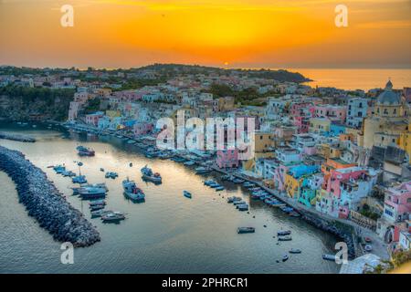 Sonnenuntergang über Marina di Corricella auf der italienischen Insel Procida. Stockfoto