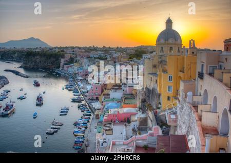 Sonnenuntergang über Marina di Corricella auf der italienischen Insel Procida. Stockfoto