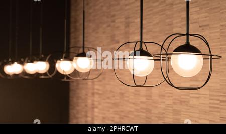 Hängende Retro-Lampen, Industrielampen im Vintage-Stil, elegante  Warmlichtlampe im Innenraum, Retro-Lampen Stockfotografie - Alamy
