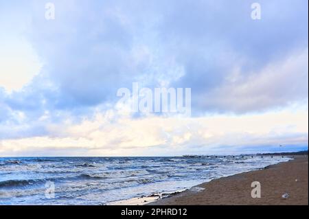 Wunderschöner windiger Tag am Strand in Kołobrzeg, Polen. Stockfoto