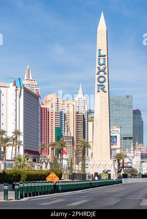 Ein Bild vom Las Vegas Boulevard South und dem Luxor Hotel and Casino Oblalisk. Stockfoto