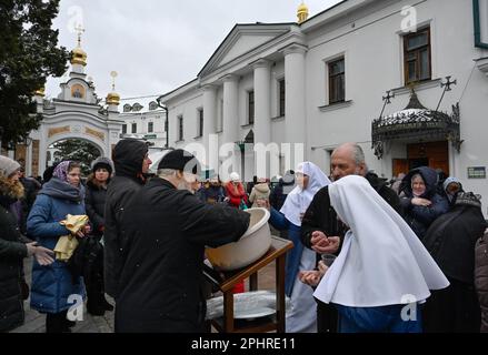 Die Nonnen der ukrainisch-orthodoxen Kirche erhalten während eines Gottesdienstes in der Nähe der Kreuzkirche der Kiew-Pechersk-Lavra in Kiew, inmitten der russischen Invasion der Ukraine. Kiew-Pechersk Lavra, auch bekannt als Kloster der Höhlen, ist das älteste Kloster im Gebiet der Ukraine. Derzeit veröffentlichte das ukrainische Kulturministerium am 10. März 2023 eine Erklärung, in der es hieß, dass das Nationalreservat „Kiew-Pechersk Lavra“ eine Warnung an das Kloster Kiew-Pechersk Lavra der ukrainisch-orthodoxen Kirche (Moskauer Patriarchat) wegen seiner Beendigung gesendet habe. Die Ankündigung folgt Stockfoto