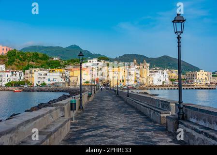 Blick auf die Stadt Porto d'Ischia vom Meer aus von einer Brücke auf die Aragonesische Burg auf der Insel Ischia, Italien. Stockfoto