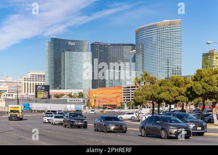 Ein Bild vom Dean Martin Drive mit dem Vdara Hotel and Spa, dem Cosmopolitan von Las Vegas und dem ARIA Resort and Casino auf der Ferne. Stockfoto