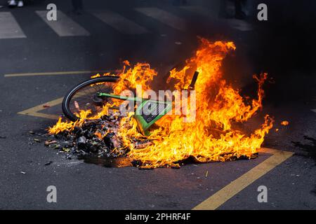 Paris, Frankreich. 28. März 2023. Ein Motorrad, das während der Kundgebung gegen Macrons Rentenreform in Flammen stand. Die zehnte Rallye gegen die Rentenreform brachte Tausende auf die Straßen von Paris, an einem weiteren Tag, der von gewaltsamen Zusammenstößen zwischen Polizei und Demonstranten geprägt war. Macrons unbeliebtes Rentengesetz erzeugt weiterhin eine Welle von Protesten und Streiks in ganz Frankreich. Kredit: SOPA Images Limited/Alamy Live News Stockfoto