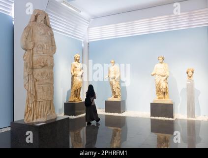 Alte Skulpturen, Reliefs und Statuen im Aphrodisias Museum, Türkei Stockfoto