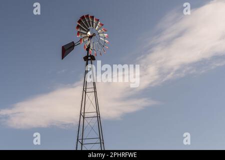 Amish Windmühle vor blauem Hintergrund mit Kopierbereich. Stockfoto