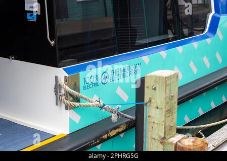 IKA Rere (‚Flying Fish‘), elektrische Katamaranfähre in Queens Wharf, im Hafengebiet von Wellington, Neuseeland. Meridian Elektrofähre Stockfoto