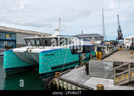 IKA Rere, Flying Fish, elektrische Katamaranfähre in Queens Wharf, im Hafengebiet von Wellington, Neuseeland. Das Acolyte-Gedicht von Eileen Duggan Stockfoto