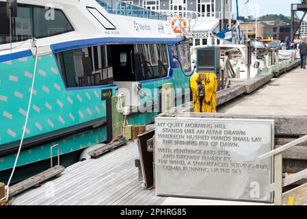 IKA Rere, Flying Fish, elektrische Katamaranfähre in Queens Wharf, im Hafengebiet von Wellington, Neuseeland. Das Acolyte-Gedicht von Eileen Duggan Stockfoto