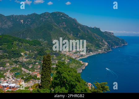 Panoramablick auf den Golf von Salerno von der Villa Rufolo in Ravello, Italien. Stockfoto