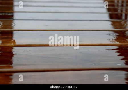 Regen auf einer Holzterrasse. Missouri, MO, USA, USA, USA Stockfoto