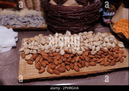 Verschiedene Arten von Nüssen auf dem Festtisch. Bier-Snacks Stockfoto