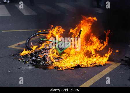 Paris, Frankreich. 28. März 2023. Ein Motorrad, das während der Kundgebung gegen Macrons Rentenreform in Flammen stand. Die zehnte Rallye gegen die Rentenreform brachte Tausende auf die Straßen von Paris, an einem weiteren Tag, der von gewaltsamen Zusammenstößen zwischen Polizei und Demonstranten geprägt war. Macrons unbeliebtes Rentengesetz erzeugt weiterhin eine Welle von Protesten und Streiks in ganz Frankreich. (Foto: Telmo Pinto/SOPA Images/Sipa USA) Guthaben: SIPA USA/Alamy Live News Stockfoto