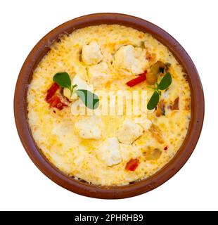 Köstlicher Gemüse-Kuchen mit Käse, serviert auf Tontopf. Flan de legumes et feta Stockfoto