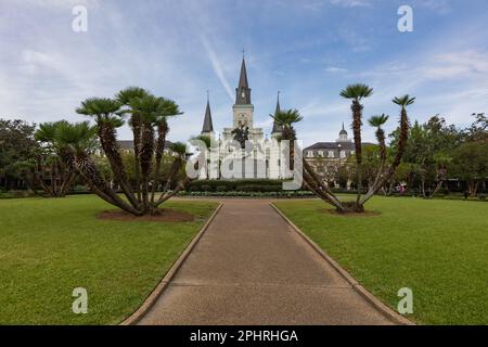 Saint Louis Cathedral im French Quarter von New Orleans. Die Gasse befindet sich in der Mitte in Richtung der Kathedrale, Gassen und Bäume befinden sich auf beiden Seiten Stockfoto