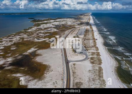 Ein Luftbild des weißen Sandstrands in Pensacola, Panhandle, Florida. Wilder, natürlich erhaltener Strand, umgeben von Wasser von beiden Seiten, dem Ozean Stockfoto