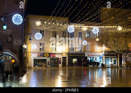 Blick auf die Straße von Montellimar, Frankreich. Weihnachtszeit Stockfoto