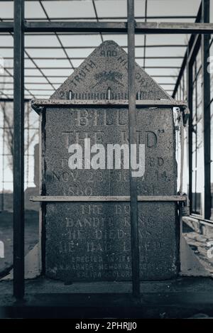 Grabstein an der Grabstätte des amerikanischen Gesetzlosen Henry McCarty alias William H. Bonney alias Billy the Kid, in einem Schutzkäfig, Ft. Sumner, New Mexico. Stockfoto