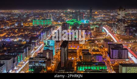 Nächtliches Panorama der Innenstadt von Riad, Al Riad, Saudi-Arabien Stockfoto