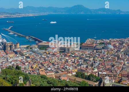 Panoramablick auf die italienische Stadt Neapel. Stockfoto