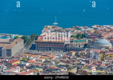 Der Palazzo Salerno in Neapel, Italien, aus der Vogelperspektive. Stockfoto
