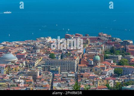 Panoramablick auf die italienische Stadt Neapel. Stockfoto