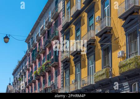 Farbenfrohe Fassaden von Häusern im historischen Zentrum von Neapel, Italien. Stockfoto