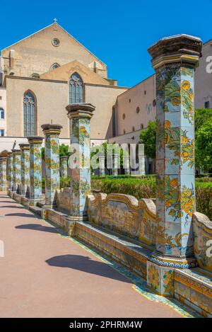 Farbenfrohe Säulen am Kloster von Santa Chiara in Neapel, Italien. Stockfoto