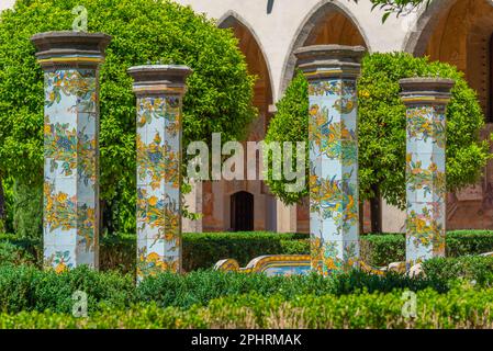 Farbenfrohe Säulen am Kloster von Santa Chiara in Neapel, Italien. Stockfoto