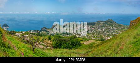 Luftaufnahme der Südküste der Insel Ischia in Italien. Stockfoto
