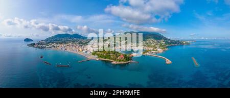 Luftaufnahme der Stadt Porto d'Ischia auf der Insel Ischia, Italien. Stockfoto