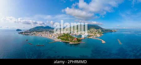 Luftaufnahme der Stadt Porto d'Ischia auf der Insel Ischia, Italien. Stockfoto