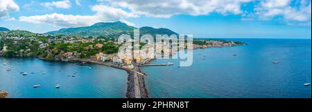 Blick auf die Stadt Porto d'Ischia vom Aragonesischen Schloss auf der Insel Ischia, Italien. Stockfoto