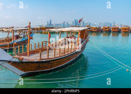 Traditionelle Dhows, die in Doha in Katar vor Anker gehen. Stockfoto