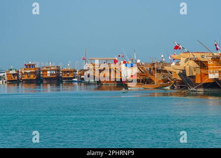 Traditionelle Dhows, die in Doha in Katar vor Anker gehen. Stockfoto