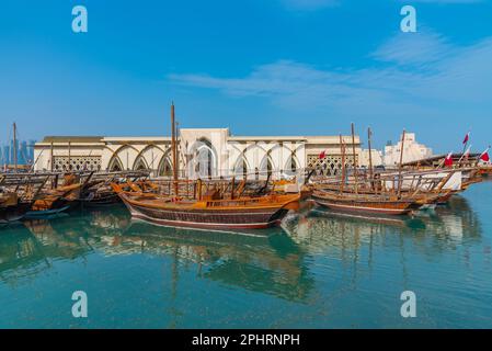 Traditionelle Dhows, die in Doha in Katar vor Anker gehen. Stockfoto