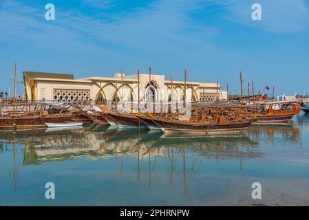 Traditionelle Dhows, die in Doha in Katar vor Anker gehen. Stockfoto