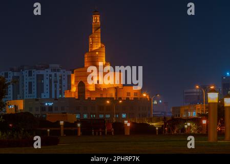 Nachtsicht auf die Fanar Masjid-Moschee in Doha, Katar. Stockfoto