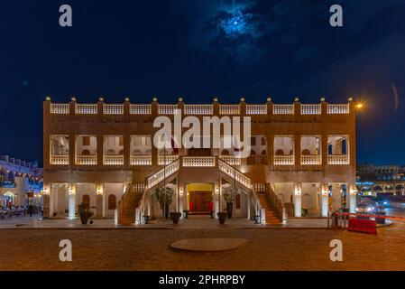 Nachtsicht auf traditionelle arabische Gebäude im Souk waqif in Doha, Katar. Stockfoto