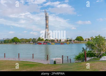 Der Fackelturm in Doha vom Aspire Park, Katar aus gesehen. Stockfoto