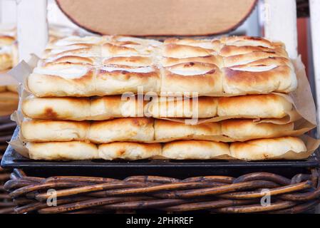 Frisch gebackene Frikadellen mit Pflaumenmarmelade für Kunden des Bauernmarktes Stockfoto