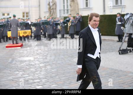 Berlin, Deutschland. 29. März 2023. Am Abend lädt der Bundespräsident Sie zu einem Staatsbankett im Schloss Bellevue zu Ehren des Königs ein. Foto: Campino, deutsch-britischer Sänger, Autor und Songwriter vor dem Schloss Bellevue (Foto: Simone Kuhlmey/Pacific Press) Kredit: Pacific Press Media Production Corp./Alamy Live News Stockfoto