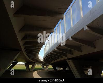 Unter der Brücke. Unteransicht der Unterseite der gebogenen Brücke Stockfoto